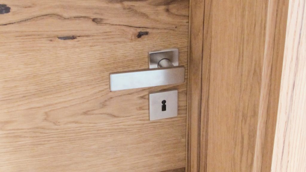 Horizontal furnierte Eichentür mit FSB-Türdrücker aus gebürstetem Edelstahl