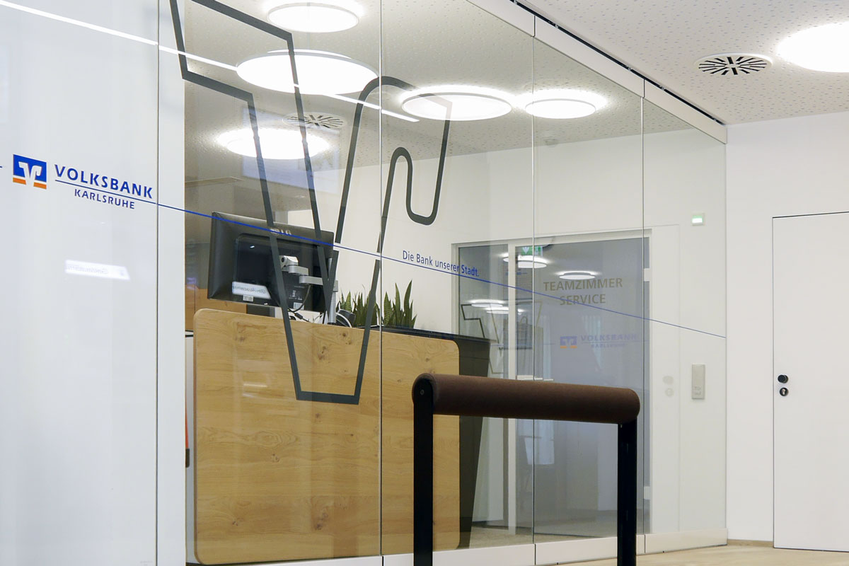 Bei den Glastrennwänden im SB-Bereich der Volksbank Regionalfiliale Karlsruhe Mühlburg kommt es auf Sicherheit an.