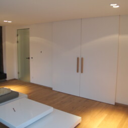 Schiebetüre weiß lackiert geschlossen