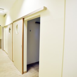 Schiebetüre aus Holz mit Bullauge