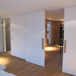 Schiebetüre weiß lackiert geöffnet